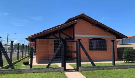 INBOX CIA IMOBILIÁRIA VENDE EM ATLÂNTIDA SUL - Casa com piscina à 800 m da praia.