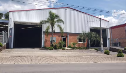 PAVILHÃO COM 640M² E DOCA P/ CARREGAMENTO