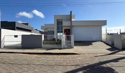 Casa nova com amplo terreno