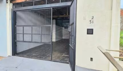 CASA AMPLA COM ÓTIMA LOCALIZAÇÃO