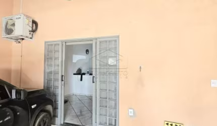 CASA COM EXCELENTE LOCALIZAÇÃO E CLIMATIZADO