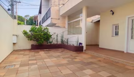 CASA AMPLA COM 03 DORMITÓRIOS PRÓX. A AVENIDA GETÚLIO VARGAS