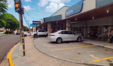 LOJA COM VITRINE PARA LOCAÇÃO NA AV. GETÚLIO VARGAS!