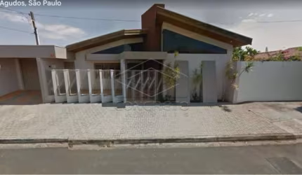 LINDA CASA RECÉM REFORMADA, COM 3 DORMITÓRIOS SENDO 1 SUÍTE E LAZER COMPLETO COM CHURRASQUEIRA E PISCINA. AGUDOS/SP