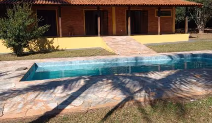 Linda Chácara, 4 dormitórios sendo 2 suítes, com piscina!!!