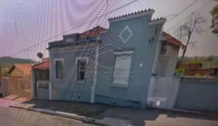 Residencia com otimo terreno na cidade de Agudos
