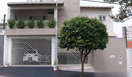 Linda casa no Jardim América!