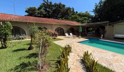 Linda Chácara à Venda - Com Piscina, Salão de Festas e Três Residências!