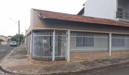 RESIDÊNCIA COM ÓTIMA LOCALIZAÇÃO - VISTA ALEGRE