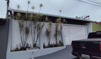 CASA REFORMADA BEM LOCALIZADA