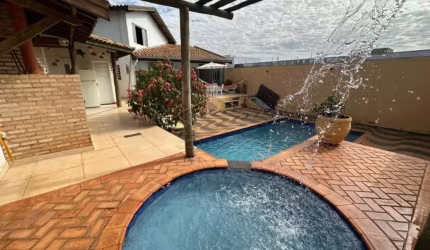 CASA AMPLA COM PISCINA E AMPLA ÁREA VERDE, PARA LOCAÇÃO NO JARDIM TERRA BRANCA, BAURU/SP