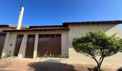 Casa Segura com Quintal Fechado no Jd Alvorada!