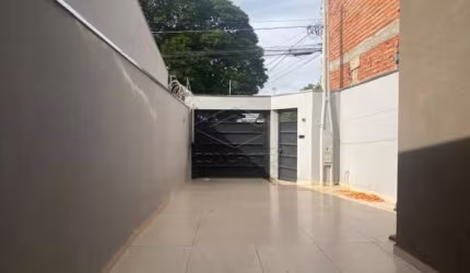 Casa com 03 dormitórios, sendo 1 suíte com closet