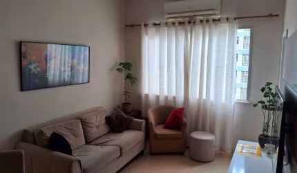 Apartamento Reformado | 70 m² | 2 Quartos + Dependência | Silencioso e Arejado