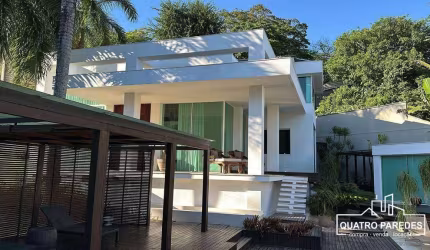 Quatro Paredes Imóveis vende casa de luxo e magnífica em Pendotiba, Niterói, ao lado do Country Clube de Niterói.