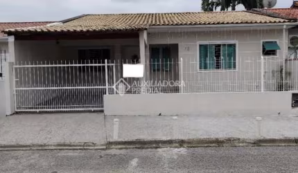 Casa com 3 quartos à venda na Rua dos Palmiteiros, 76, Madri, Palhoça, 130 m2 por R$ 550.000