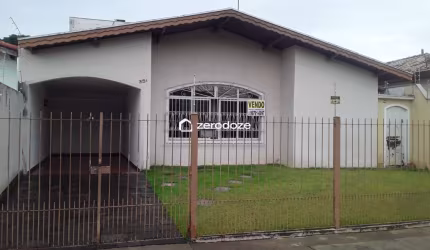 Casa espaçosa com suítes, área de serviço e garagem ampla.