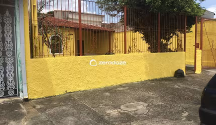 Casa 300m² (160m² const), 2qt, 1ban, churrasq., jardim, 3 vagas.