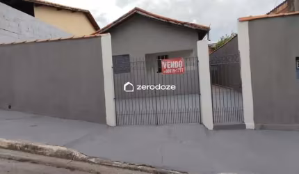 Casa 130m² (250m² terr.), 2qt, copa-cozinha, 2 cômodos c/WC, 2 vagas.
