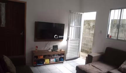 Casa 80m², 2qt, cozinha c/balcão, 2 vagas, área coberta, rua sem saída.