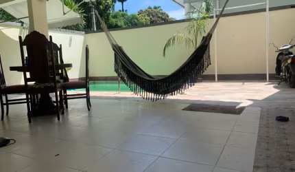 Casa Tríplex em Condomínio Fechado.