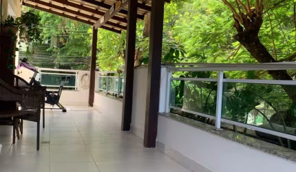 Casa Tríplex em Condomínio Fechado.