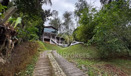 Casa Cercada de Natureza em Condomínio Fechado.