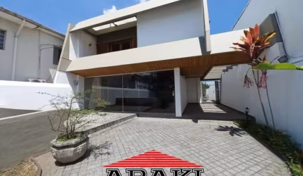 Linda casa em localização privilegiada!