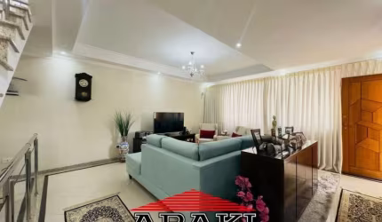 Ampla residência de 280m², com 3 pavimentos!!