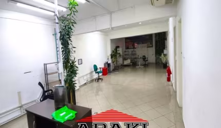 Industria com 388 m², dois pisos, três vagas.