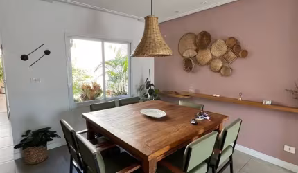 Seu Novo Lar Te Espera! Sobrado Espaçoso com 3 Quartos (1 Suíte) em Bairro Tranquilo – 240 m²