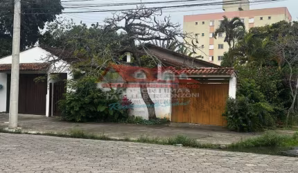 Ampla casa térrea  com 04 quartos + salão comercial - Porto Novo- Caraguatatuba/SP