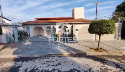 Casa Sobrado de esquina com 380m² de área construída em um terreno declive de 357,70m², na rotatória entre as avenidas João Fiusa e Independência, com 4 quartos suítes sendo 01 máster, completos em ar