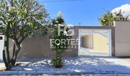Casa Térrea com 158m² de área construída em um terreno de 250m², com 03 quartos sendo 1 suíte;