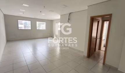 Sala Comercial com 53m² em vão livre face frente e com 2 banheiros privativos, no Centro Empresarial Jardim Botânico e ao lado do parque Raya;