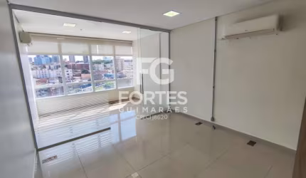 Maravilhosa Sala Comercial com 36 m² AU com divisória em vidro formando 02 salas, ares condicionados split, iluminação, piso elevado com cerâmica esmaltada