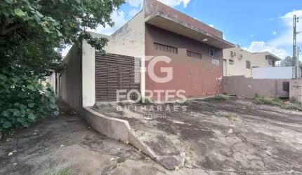 Salão Comercial de esquina com 210m² de área total construída, em um terreno de 274m², de frente para avenida Luiz Galvão Cesar, com 2 salões sendo um com laje e revestimento nas paredes, um com forro