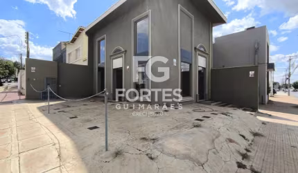 Casa Sobrado/ Loja Comercial de esquina com 330m² sendo salão principal + 3 salões menores e acesso por 2 entradas, fachada com vitrines