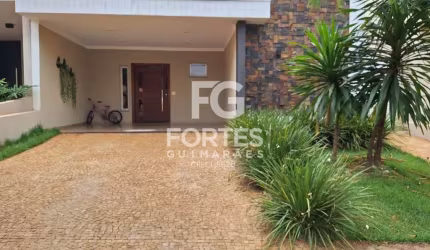 Casa térrea em condomínio com 141m² de área construída em um terreno de 250m² com 3 quartos suítes