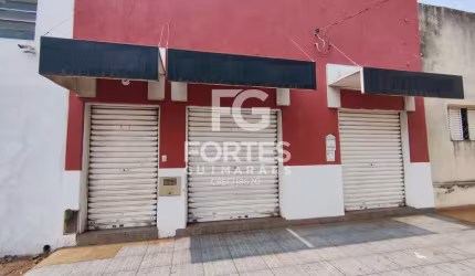 Salão Comercial com 116m² de área construída em um terreno de 137m², sendo salão, fachada com portas de vidro, portas de enrolar modelo comercial