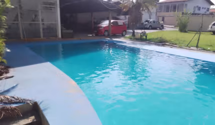 Casa 2 Pavimentos à Venda com Piscina e Quintal Enorme, a poucos minutos da Praça da Bíblia por R$600.000