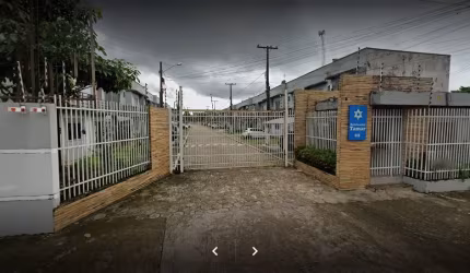 Alugo casa de 2 quartos com suíte condomínio fechado