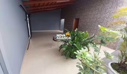 Casa muito bem conservada, com 3 quartos, sendo 1 suíte