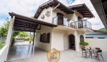 Casa à Venda na Praia de Morrinhos  Bombinhas