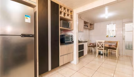 Casa com 3 quartos, 2 banheiros, churrasqueira, vaga para 8 carros e com terreno para  construir valor R$376.000,00  Guarani, Colombo