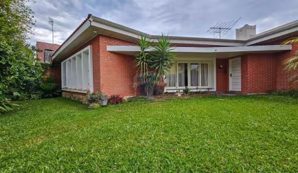 Casa térrea de 270m² com 3 quartos, 1 suíte master, 3 vagas, churrasqueira, no Jardim Social - Curitiba