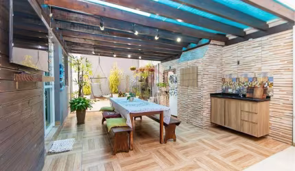 Casa luxuosa em condomínio 252m² com quintal, 1 suíte master, 1 demi-suíte, 1 quarto - 2 vagas e área gourmet - Bairro Jd. Social - Curitiba