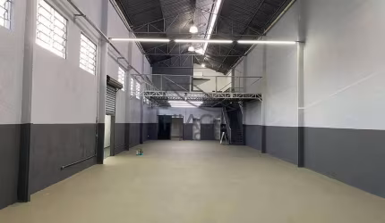 Salão comercial localizado em Itaquera, imóvel de 650m², com pé direto duplo para entrada de caminh