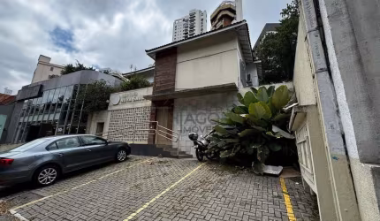 Excelente oportunidade de locação comercial na região Pacaembu. O imóvel possui 241 m², fácil acess
