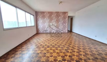 Apartamento enorme, com ambientes muito amplos, 3 dormitórios, 3 banheiros a um quarteirão do metro